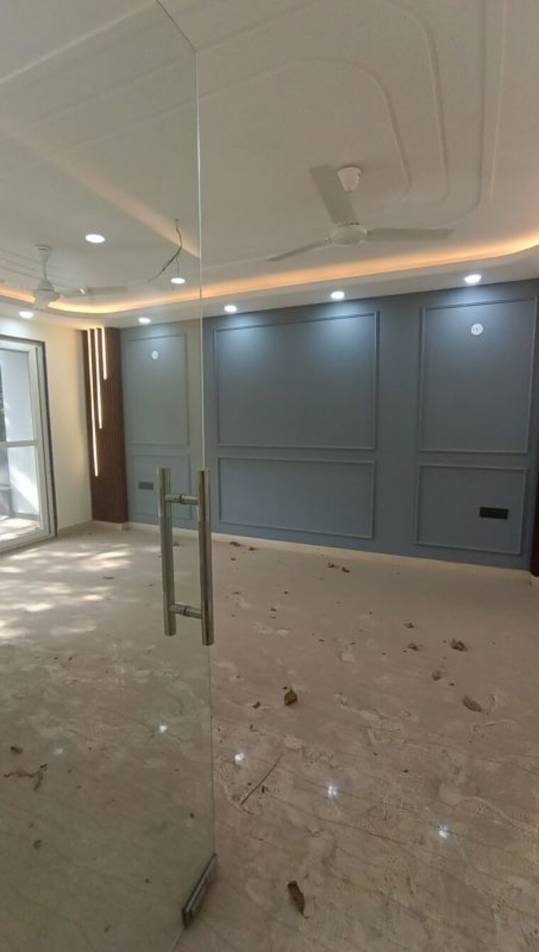 Room, east of kailash 3 Bedroom 260 Sq.Yd. Builder Floor In East Of Kailash Delhi 10450836