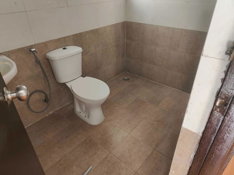 Bathroom, galaxy-royale 2 Bedroom 990 Sq.Ft. Apartment In Gaur City 2 Greater Noida 10450908