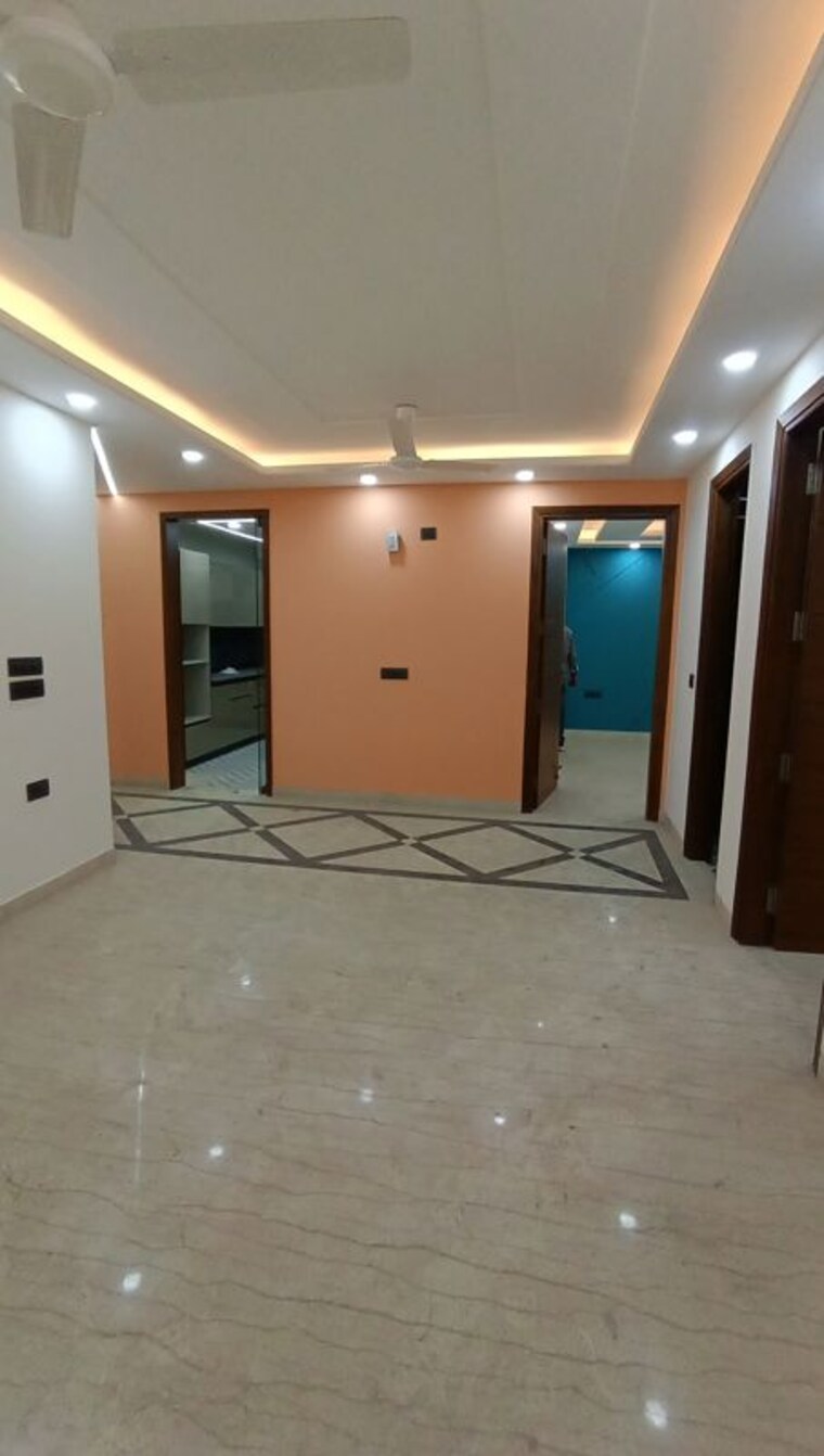 Room, east of kailash 3.5 Bedroom 260 Sq.Yd. Builder Floor In East Of Kailash Delhi 10450906