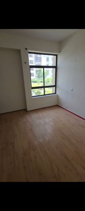 Room in 3 BHK Apartment at Unitech Horizon, Pi Greater Noida – for Rent