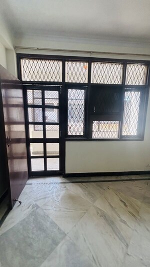 Room in 3 BHK Builder Floor at Suncity – for Rent