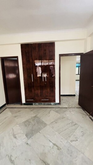 Room in 3 BHK Builder Floor at Suncity – for Rent