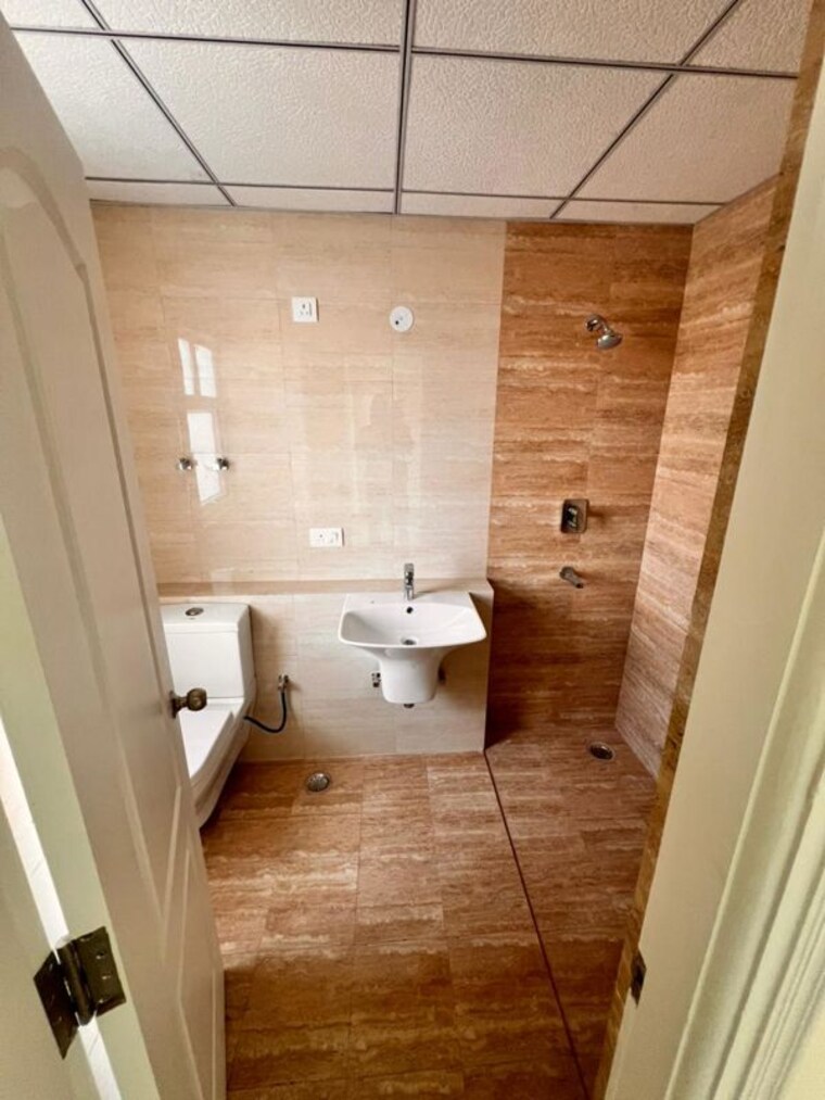 Bathroom, shree-vardhman-victoria 3.5 Bedroom 1950 Sq.Ft. Apartment In Sector 70 Gurgaon 10451044