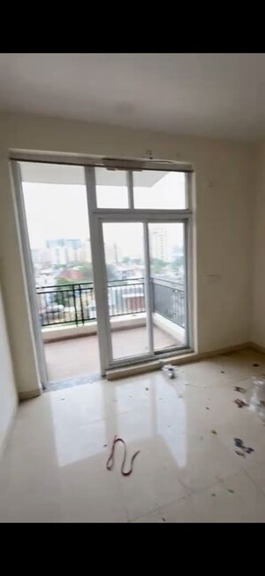 Room in 3 BHK Apartment at Omaxe Waterscapes, Gomti Nagar – for Sale