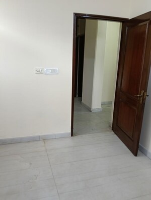 Room in 3.5 BHK Apartment at Sector 62 – for Rent