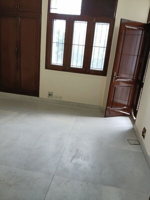 Room in 3.5 BHK Apartment at Sector 62 – for Rent