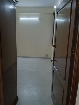 Room in 3.5 BHK Apartment at Sector 62 – for Rent