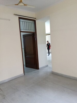 Room in 3.5 BHK Apartment at Sector 62 – for Rent