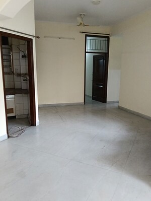 Room in 3.5 BHK Apartment at Sector 62 – for Rent