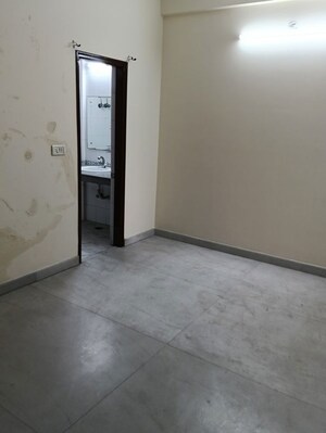 Room in 3.5 BHK Apartment at Sector 62 – for Rent