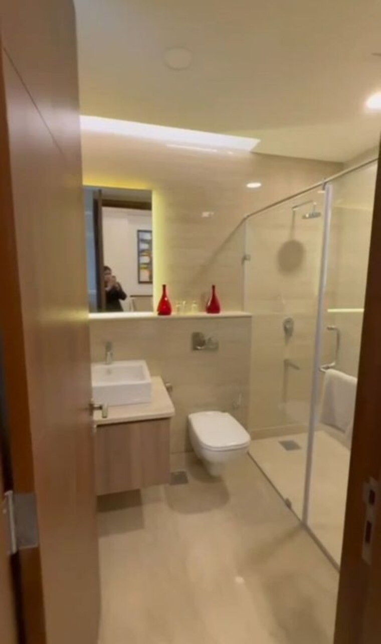Bathroom, ambience-creacions 4 Bedroom 3950 Sq.Ft. Apartment In Sector 22 Gurgaon 10451138