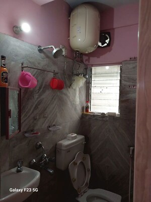 Bathroom in 1.5 BHK Apartment at Bhowanipore – for Rent