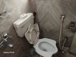 Bathroom in 1.5 BHK Apartment at Bhowanipore – for Rent