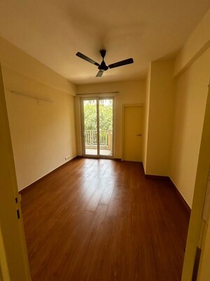 Room in 3.5 BHK Apartment at Emaar Palm Premier, Sector 77 – for Rent