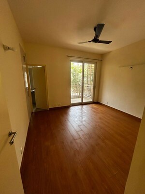 Room in 3.5 BHK Apartment at Emaar Palm Premier, Sector 77 – for Rent