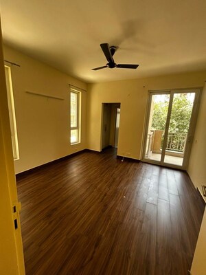 Room in 3.5 BHK Apartment at Emaar Palm Premier, Sector 77 – for Rent