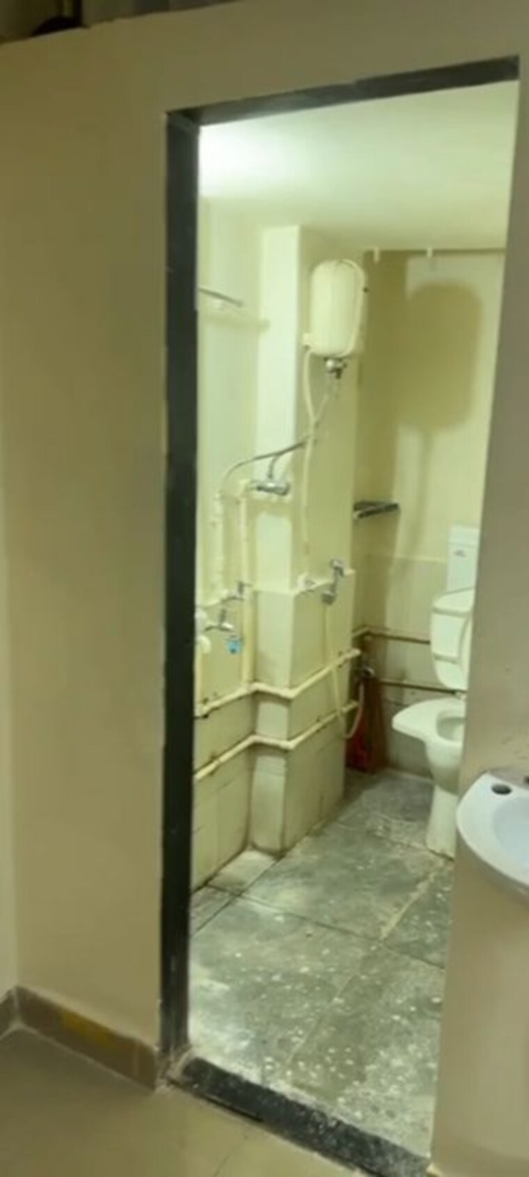 Bathroom, dadar west 1 RK 250 Sq.Ft. Apartment In Dadar West Mumbai 10446921