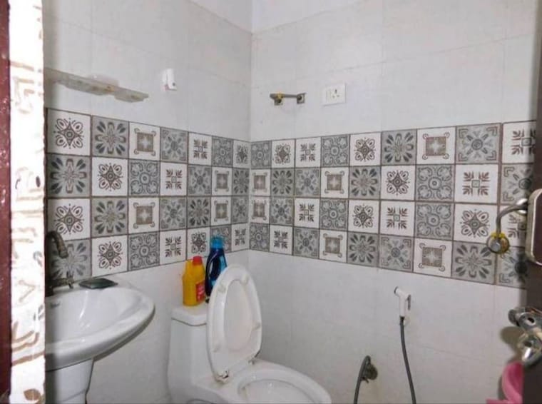 Bathroom, lajpat nagar 4 2 Bedroom 100 Sq.Yd. Builder Floor In Lajpat Nagar 4 Delhi 10451313