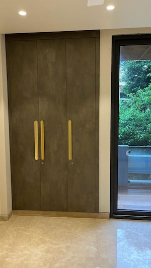 Furnished Amenities in 3 BHK Builder Floor at Gulmohar Park – for Sale