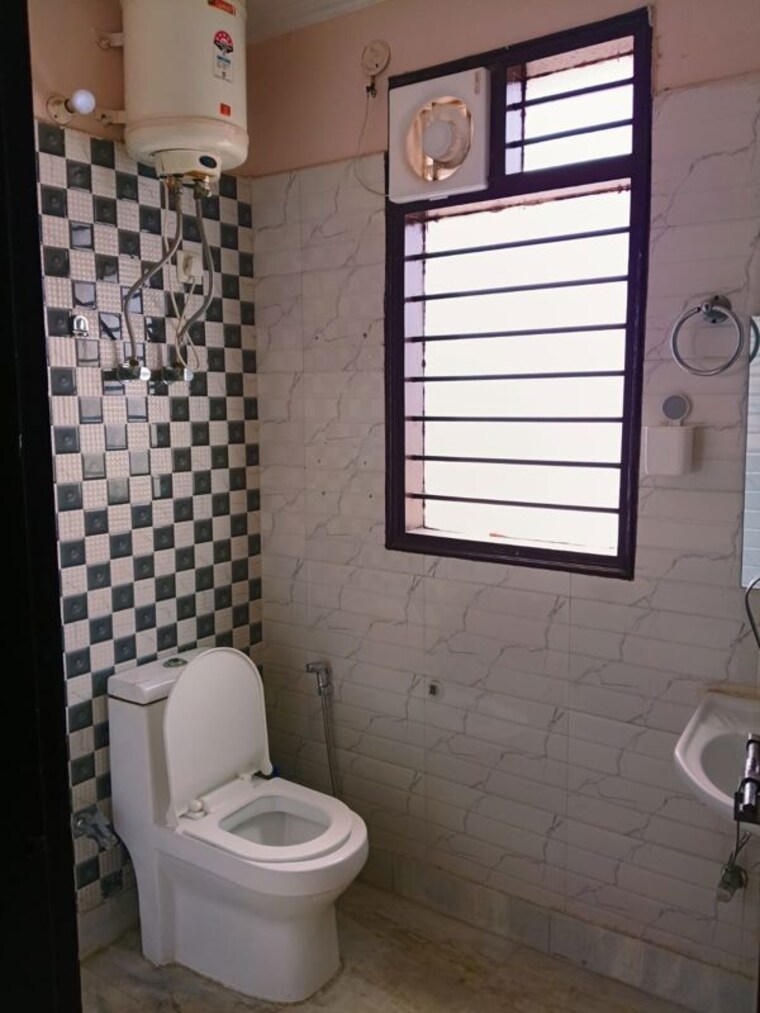 Bathroom, ardee-city 2 Bedroom 1150 Sq.Ft. Builder Floor In Sector 52 Gurgaon 10451474