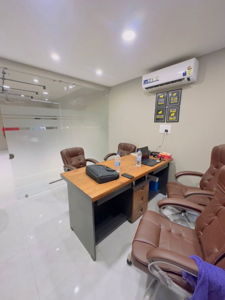 Team Area, vaishnodevi circle Commercial Office Space 805 Sq.Ft. In Vaishnodevi Circle Ahmedabad 10451589