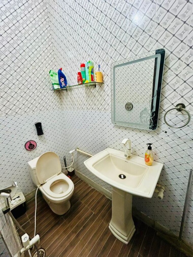 Bathroom, sector 2c vasundhara 6+ Bedroom 90 Sq.Yd. Independent House In Sector 2c Vasundhara Ghaziabad 10451707