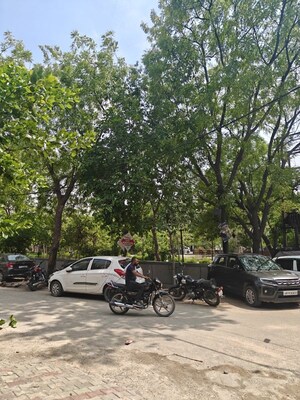 Parking in 1.5 BHK Independent House at Shalimar Garden – for Sale