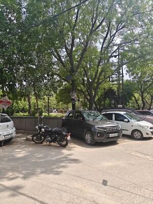 Parking in 1.5 BHK Independent House at Shalimar Garden – for Sale