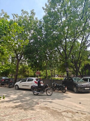Parking in 1.5 BHK Independent House at Shalimar Garden – for Sale