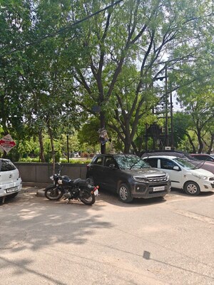 Parking in 1.5 BHK Independent House at Shalimar Garden – for Sale