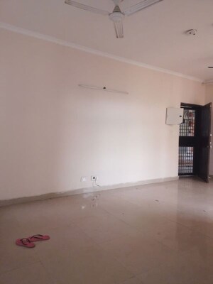 Room in 3 BHK Apartment at Supertech Apex Tower, Sector 93a – for Rent