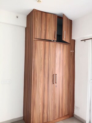 Furnished Amenities in 2.5 BHK Apartment at Sector 16c Greater Noida – for Rent
