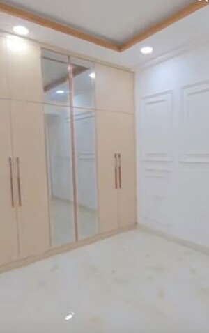 Room in 4 BHK Builder Floor at Dwarika Raj Garden City, Raj Nagar Extension – for Sale