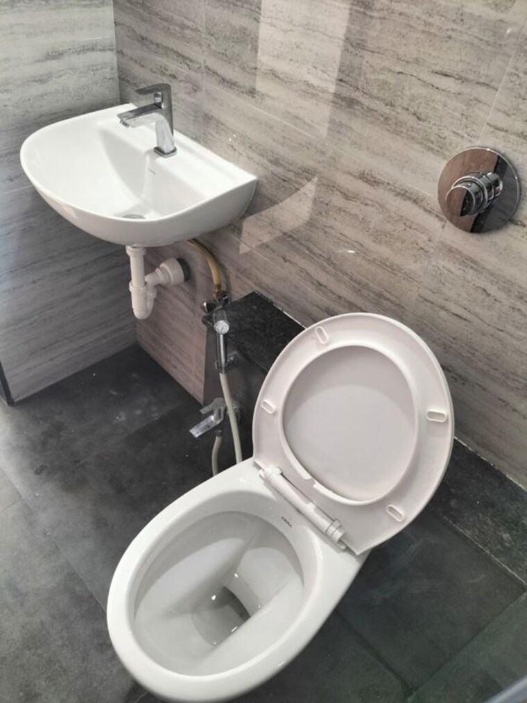 Bathroom, karan-bharti 6+ Bedroom 8000 Sq.Ft. Apartment In Katraj Pune 10451961