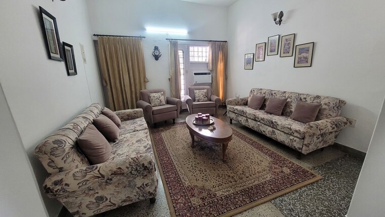 Living Room, sector 15 6+ Bedroom 250 Sq.Yd. Independent House In Sector 15 Chandigarh 10452001