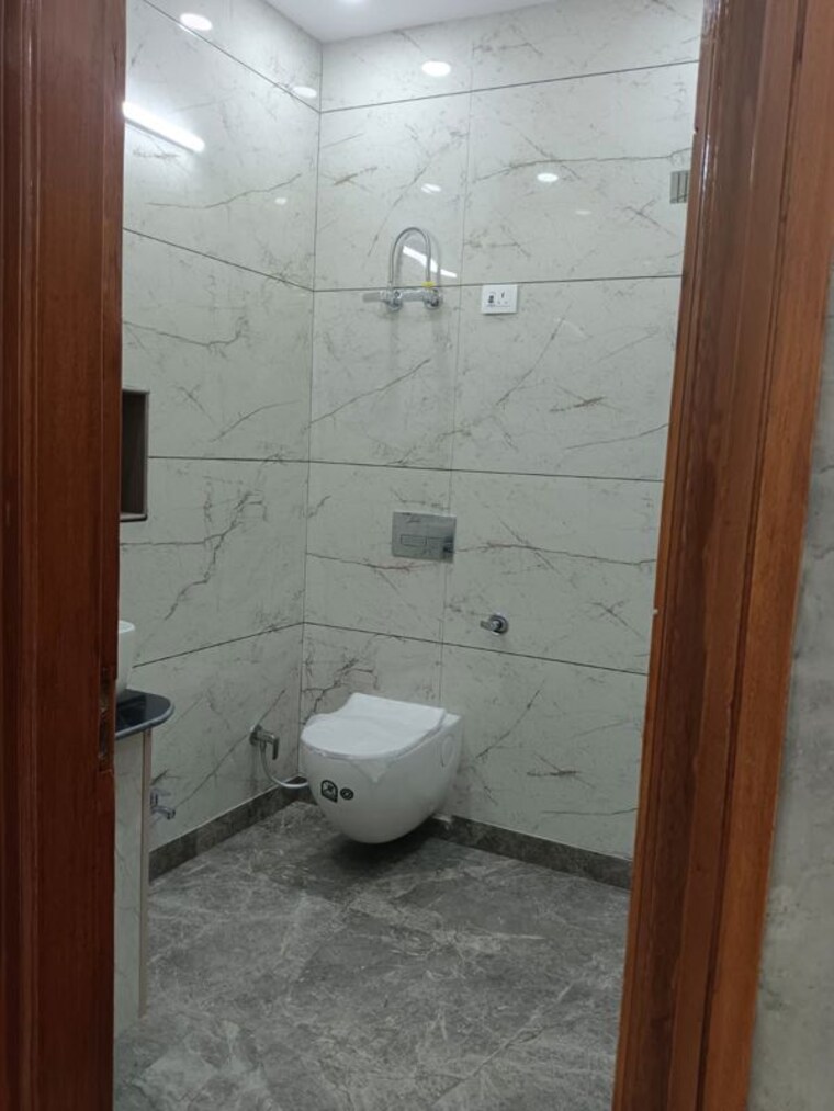Bathroom, amar colony 2 Bedroom 1008 Sq.Ft. Builder Floor In Amar Colony Delhi 10452000