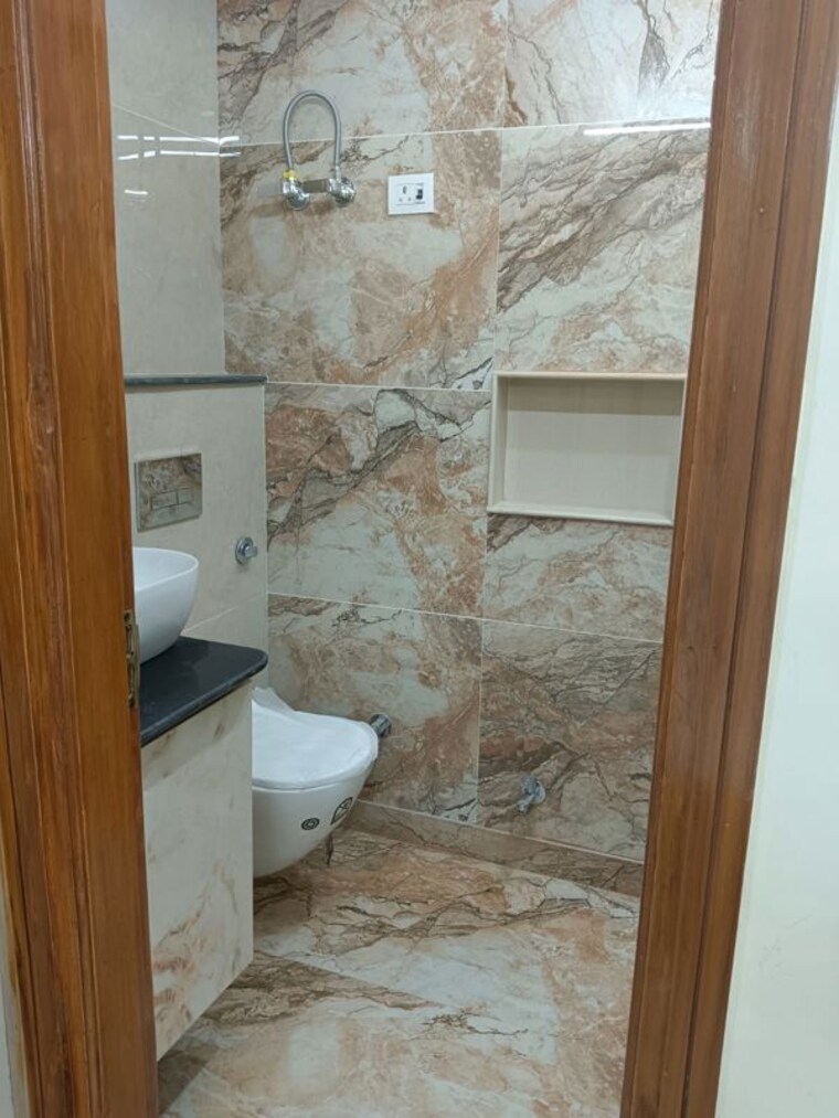 Bathroom, amar colony 2 Bedroom 1008 Sq.Ft. Builder Floor In Amar Colony Delhi 10452000