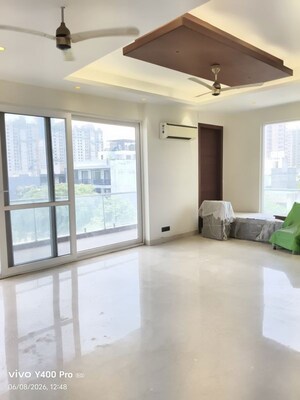 Room in 3 BHK Apartment at Central Park Resorts, Sector 48 – for Sale