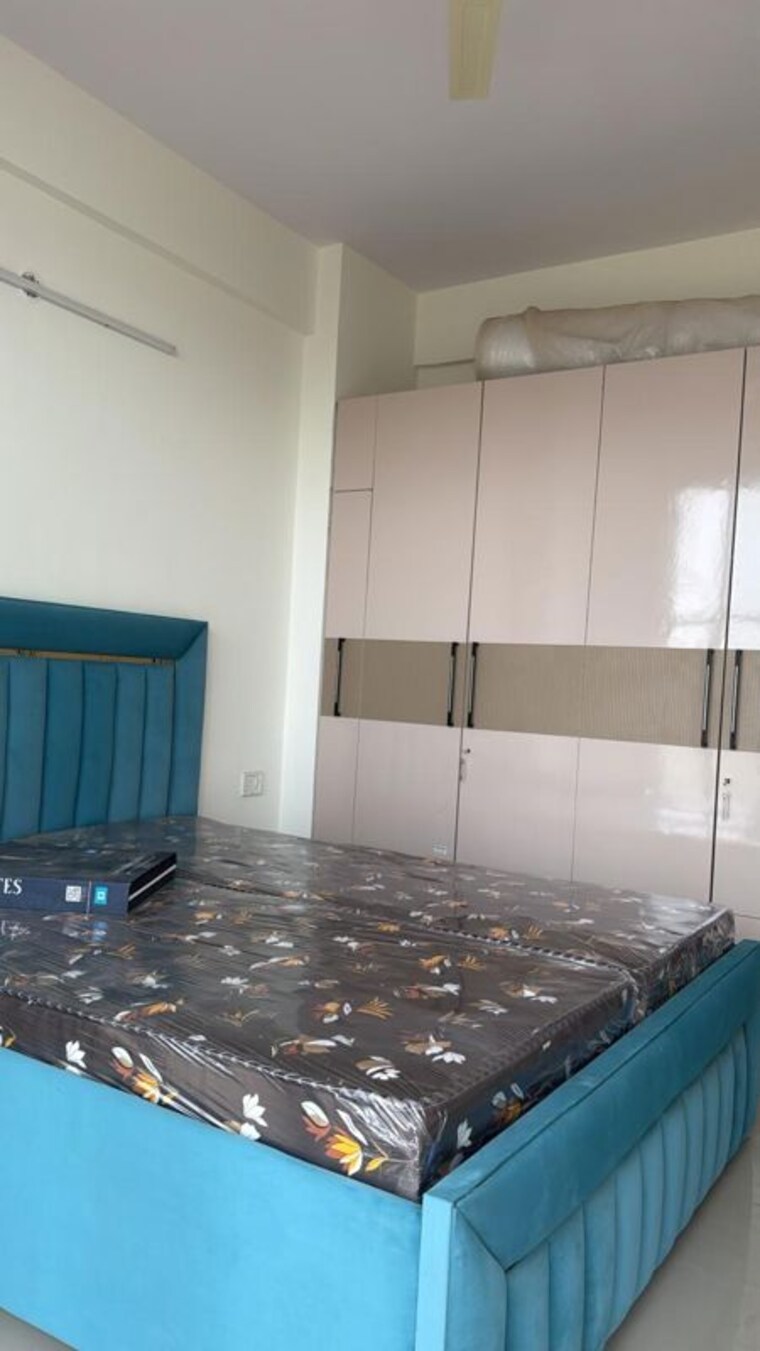 Room, sector 10a 3 Bedroom 645 Sq.Ft. Apartment In Sector 10a Gurgaon 10446370