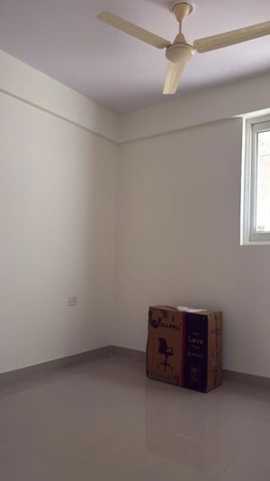 Room in 3 BHK Apartment at Sector 10a – for Sale
