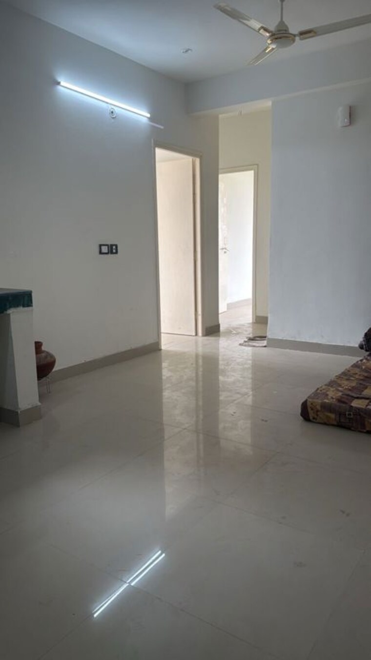 Room, sector 10a 3 Bedroom 645 Sq.Ft. Apartment In Sector 10a Gurgaon 10446370