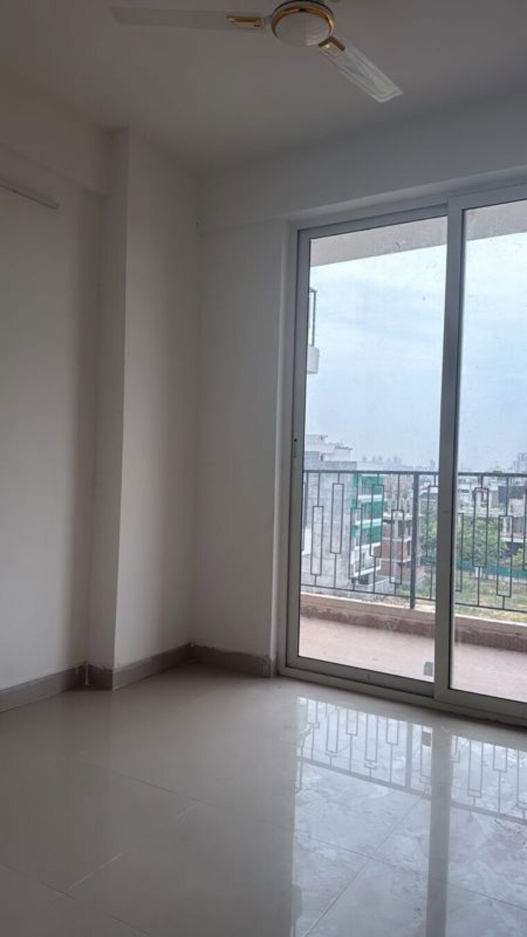 Room, sector 10a 3 Bedroom 645 Sq.Ft. Apartment In Sector 10a Gurgaon 10446370