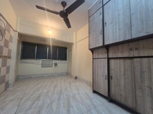 Room in 3 BHK Apartment at Topiwala CHS, Goregaon West – for Rent