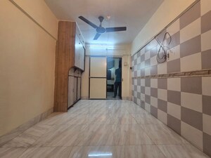 Room in 3 BHK Apartment at Topiwala CHS, Goregaon West – for Rent