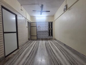 Room in 3 BHK Apartment at Topiwala CHS, Goregaon West – for Rent