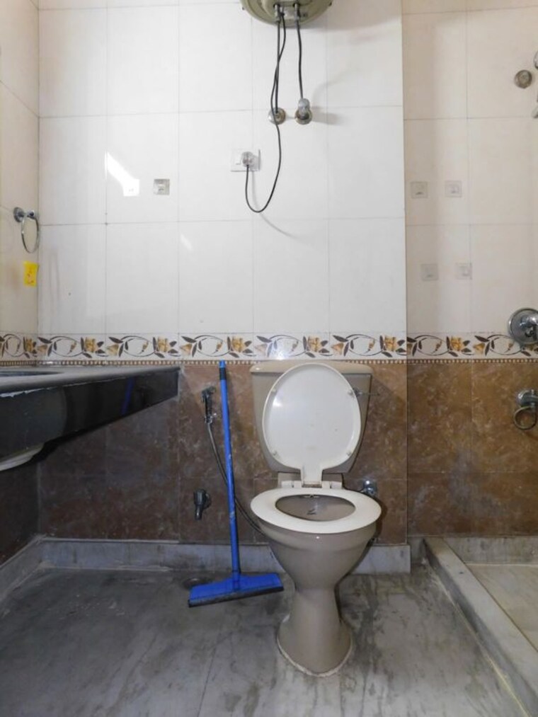 Bathroom, friends colony 1 Bedroom 500 Sq.Yd. Builder Floor In Friends Colony Delhi 10452088