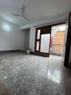 Room in 2 BHK Apartment at Chattarpur – for Rent