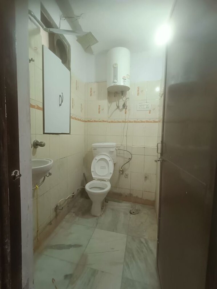 Bathroom, malviya nagar 1 Bedroom 45 Sq.Yd. Builder Floor In Malviya Nagar Delhi 10452155
