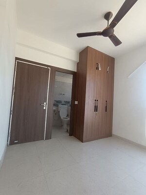 Room in 2 BHK Apartment at Signature Global Prime, Sector 63a – for Rent