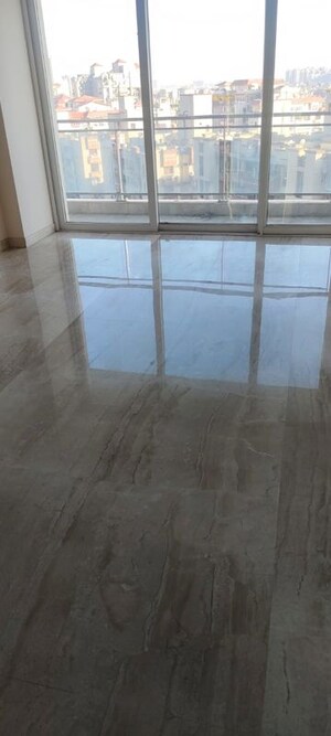 Room in 3.5 BHK Apartment at Ambience Tivertone, Sector 50 – for Rent